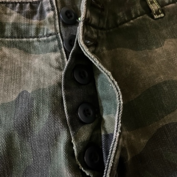 Women's Free People "We the Free" Green Camo Shorts 6 - Picture 5 of 15